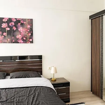 Mecidiyekoy Meydan Da Yokussuz Ve Nezih Sokakta. Apartment
