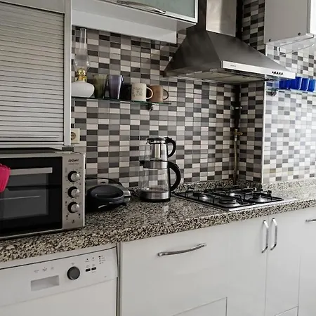 Mecidiyekoy Meydan Da Yokussuz Ve Nezih Sokakta. Stambuł